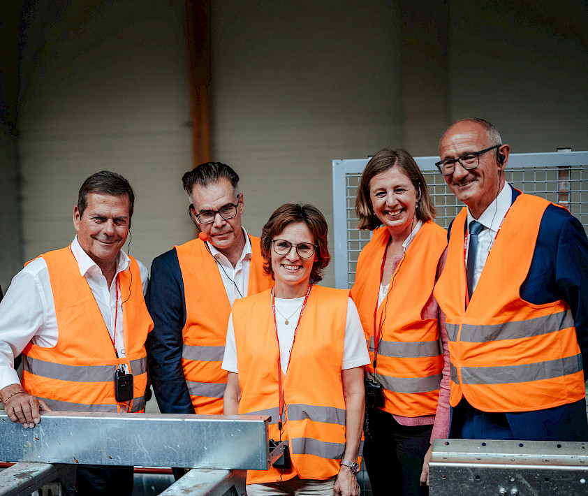 v.l.n.r. Harald Höpperger, Projektleiter Thomas Baldt, EU-Kommissarin Jessika Roswall, Staatssekretärin Barbara Eibinger-Miedl, LH Anton Mattle